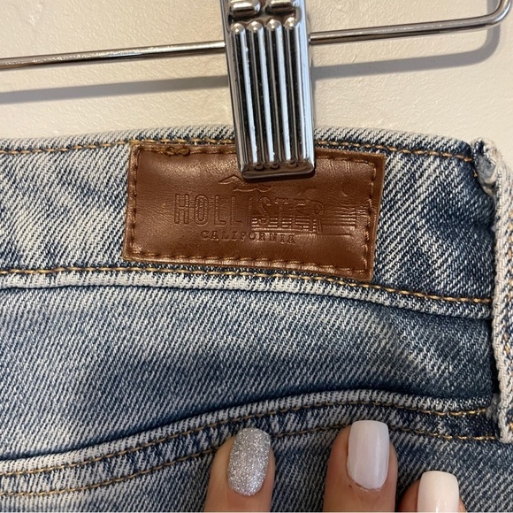 Hollister Ultra High-Rise Medium‎ Wash Mom Jeans Size 0 Short - Picture 2 of 7
